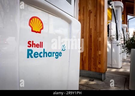 Londres, avril 2023 : station de charge électrique Shell recharge sur Fulham Road dans le sud-ouest de Londres Banque D'Images