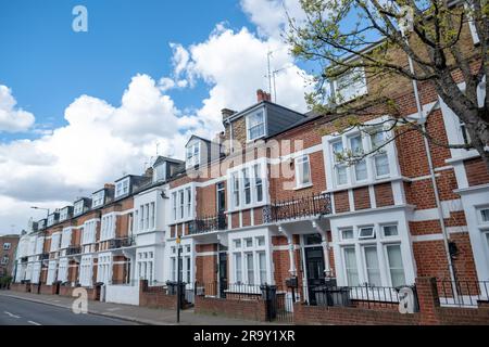 LONDRES- AVRIL 2023: Rue de maisons mitoyennes au large de New Kings Road dans la zone de Parsons Green de SW6 sud-ouest de Londres Banque D'Images