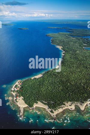 Image aérienne du phare de Cove Island, péninsule Bruce, Ontario, Canada Banque D'Images