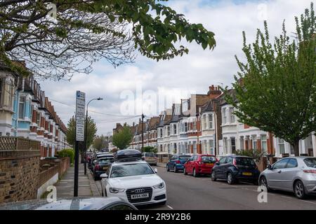 LONDRES - AVRIL 2023 : rue de maisons mitoyennes typiques à Fulham, à la sortie de Fulham Palace Road en SW6 Banque D'Images