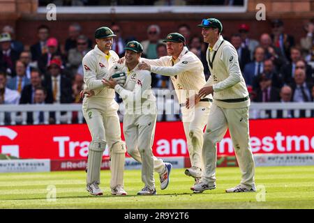 Londres, Angleterre. 29th juin 2023. Steve Smith, en Australie, célèbre avec ses coéquipiers après avoir pris la capture de Joe Root en Angleterre lors du second test des Ashes chez Lords. Le crédit photo devrait se lire: Ben Whitley/Alamy Live News. Banque D'Images