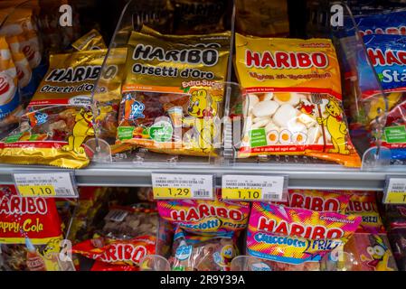 Italie - 14 octobre 2022: Sacs de bonbons HARIBO sur l'étagère dans un supermarché italien. Tex: Orsetti oro (ours en peluche), uovo al tegamino (œuf frit) Banque D'Images