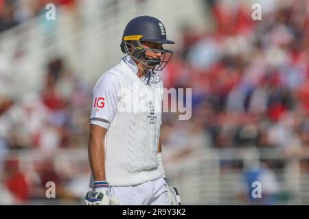 Un Joe Root d'Angleterre abattu quitte le terrain après avoir été pris par Steven Smith d'Australie pendant le LV= Insurance Ashes Test Series second Test Day 2 Angleterre / Australie à Lords, Londres, Royaume-Uni, 29th juin 2023 (photo de Mark Cosgrove/News Images) Banque D'Images
