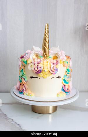 Gâteau UNICORN avec glaçage rose et copier l'espace sur le côté Banque D'Images