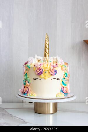 Gâteau UNICORN avec glaçage rose et copier l'espace sur le côté Banque D'Images