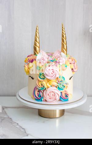 Gâteau UNICORN avec glaçage rose et copier l'espace sur le côté Banque D'Images