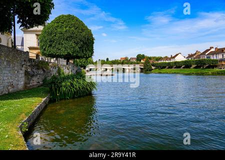 Vue sur le pont de Fraternité enjambant la rivière Loing à Nemours, petite ville au sud du département de Seine et Marne de la région parisienne, Fran Banque D'Images