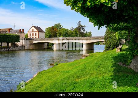 Vue sur le pont de Fraternité enjambant la rivière Loing à Nemours, petite ville au sud du département de Seine et Marne de la région parisienne, Fran Banque D'Images