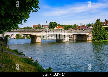 Vue sur le pont de Fraternité enjambant la rivière Loing à Nemours, petite ville au sud du département de Seine et Marne de la région parisienne, Fran Banque D'Images