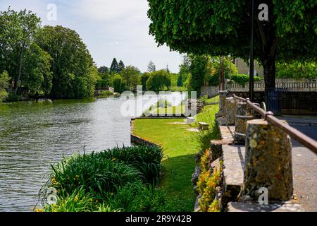 Rive de la Loing à Nemours, petite ville au sud de la Seine et Marne dans la région parisienne, France Banque D'Images