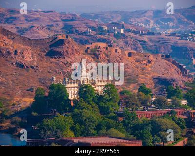 Jodhpur, Inde - 24 décembre 2022: Jaswant Thada est un cénotaphe situé à Jodhpur, une des attractions touristiques du Rajasthan. Paysage urbain de Jodhpur. Banque D'Images