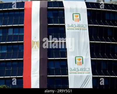 Le Caire, Egypte, 29 juin 2023: L'extérieur de la banque nationale d'Egypte Al Ahly banque égyptienne avec le drapeau d'interdiction et le drapeau égyptien célébrant le A. Banque D'Images