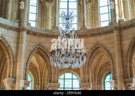 Chandelier en cristal dans la basilique-cathédrale de Soissons, dédié à Saint Gervais et Saint Protais dans le département français de l'Aisne en Picardie - Méditerranée Banque D'Images