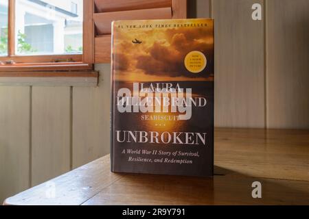 NEW ORLEANS, LA, États-Unis - 16 JUIN 2023: Gros plan du livre de BEST-seller du New York Times n° 1, 'Unbroken', de Laura Hillenbrand sur un plan d'examen Banque D'Images