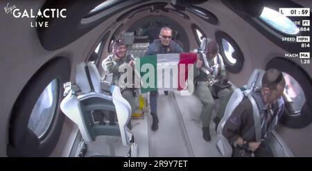 29 juin 2023: Des images d'une vidéo publiée par Virgin Galactic montre les membres italiens de l'équipe à bord de Unity tiennent le drapeau de leur pays dans l'espace. Une équipe de chercheurs italiens qui a atteint le bord de l'espace jeudi matin, volant à bord de l'avion propulsé par une fusée de Virgin Galactic alors que la compagnie se prépare pour des vols commerciaux mensuels. Le vol a été lancé à partir de Spaceport America dans le désert du Nouveau-Mexique, avec deux officiers de l'Armée de l'Air italienne et un ingénieur du Conseil national de recherches d'Italie, se concentrant sur une série d'expériences de microgravité pendant leurs quelques minutes de poids. Une seule fois Banque D'Images