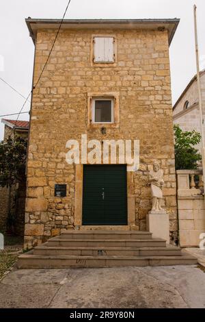 Supetar, Croatie - 13 mai 2023. Le bâtiment historique en pierre abrite le musée de l'église paroissiale de Supetar, sur l'île de Brac Banque D'Images