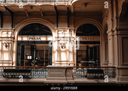 Façade beige classe de la boutique Prada à l'intérieur du célèbre centre commercial dans LA GOMME de Moscou. Prada est un label de mode italien spécialisé dans les produits de luxe pour Banque D'Images