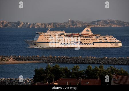 Marseille, France. 26th juin 2023. Le navire à passagers ro-ro Tariq IBN Ziyad arrive au port méditerranéen français de Marseille. (Credit image: © Gerard Bottino/SOPA Images via ZUMA Press Wire) USAGE ÉDITORIAL SEULEMENT! Non destiné À un usage commercial ! Banque D'Images