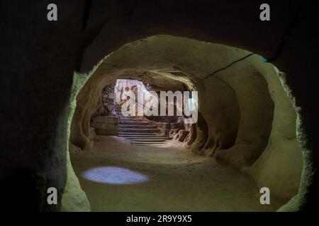 La grotte souterraine de Derinkuyu comme ville dans une ancienne ville de grottes à plusieurs niveaux en Cappadoce, Turquie. La pierre sert de porte dans la vieille ville souterraine Banque D'Images