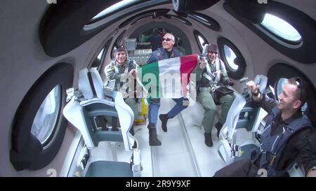 29 juin 2023: Images d'une vidéo publiée par Virgin Galactic montre que les membres italiens de l'équipe à bord de Unity tiennent le drapeau de leur pays dans l'espace. Une équipe de chercheurs italiens qui a atteint le bord de l'espace jeudi matin, volant à bord de l'avion propulsé par une fusée de Virgin Galactic alors que la compagnie se prépare pour des vols commerciaux mensuels. Le vol a été lancé à partir de Spaceport America dans le désert du Nouveau-Mexique, avec deux officiers de l'Armée de l'Air italienne et un ingénieur du Conseil national de recherches d'Italie, se concentrant sur une série d'expériences de microgravité pendant leurs quelques minutes de poids. Une seule pièce Banque D'Images