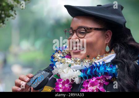 Oakland, Californie - 14 mai 2016 : bonne étudiante africaine américaine souriante à la cérémonie de remise des diplômes. Copier l'espace. Banque D'Images