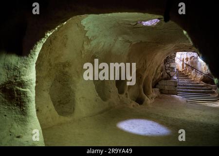 La ville souterraine de Derinkuyu est une ancienne ville grotte à plusieurs niveaux en Cappadoce, en Turquie. Pierre utilisée comme porte dans la vieille ville souterraine Banque D'Images