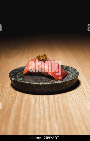 trois styles de sushi de thon gras, akami, chuoro, otoro, avec feuille d'or sur l'assiette Banque D'Images