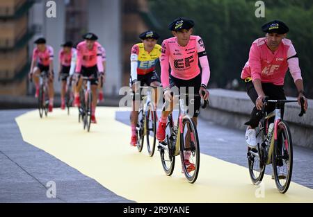 Bilbao, Espagne. 29th juin 2023. EF Education-EasyPost pilotes photographiés lors de la présentation de l'écurie avant l'édition 110th de la course cycliste Tour de France, à Bilbao, Espagne, jeudi 29 juin 2023. Le Tour de France de cette année a lieu du 01 au 23 juillet 2023 et commence par trois étapes en Espagne. BELGA PHOTO JASPER JACOBS crédit: Belga News Agency/Alay Live News Banque D'Images