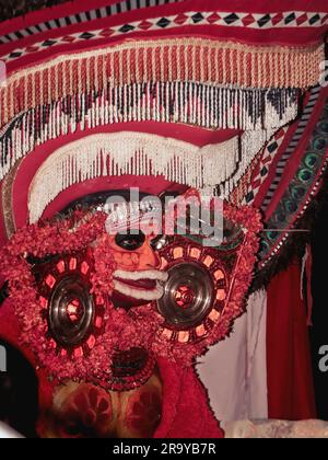 theyyam, un art populaire de culte pratiqué au kerala exécuté par un artiste dans un costume traditionnel pendant la fête du temple comme rituel Banque D'Images