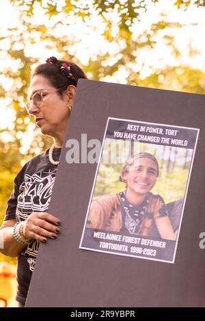 Atlanta, Géorgie, États-Unis. 28th juin 2023. Les manifestants se sont rassemblés dans le parc Gresham d'Atlanta et ont défilé près de l'emplacement d'un nouveau centre de police dans le cadre du mouvement « Stop COP City ». Au cours de la marche, Belkis Teran, la mère de l'activiste tué Manuel 'Tortuguita' Teran, a parlé de son enfant. Tortuguita a été tué par la police sur 18 janvier 2023. (Credit image: © Steve Eberhardt/ZUMA Press Wire) USAGE ÉDITORIAL SEULEMENT! Non destiné À un usage commercial ! Banque D'Images