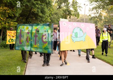 Atlanta, Géorgie, États-Unis. 28th juin 2023. Les manifestants se sont rassemblés dans le parc Gresham d'Atlanta et ont défilé près de l'emplacement d'un nouveau centre de police dans le cadre du mouvement « Stop COP City ». Au cours de la marche, Belkis Teran, la mère de l'activiste tué Manuel 'Tortuguita' Teran, a parlé de son enfant. Tortuguita a été tué par la police sur 18 janvier 2023. (Credit image: © Steve Eberhardt/ZUMA Press Wire) USAGE ÉDITORIAL SEULEMENT! Non destiné À un usage commercial ! Banque D'Images