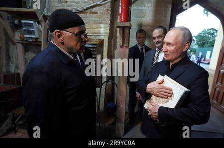 Derbent, Russie. 28th juin 2023. Le président russe Vladimir Poutine, à droite, fait une visite de la mosquée Juma de Derbent, au cours d'un voyage de travail au Daghestan, à 28 juin 2023, à Derbent, République du Dagestan. La mosquée est la plus ancienne de Russie construite par le califat arabe en 733. Credit: Gavriil Grigorov/Kremlin Pool/Alamy Live News Banque D'Images