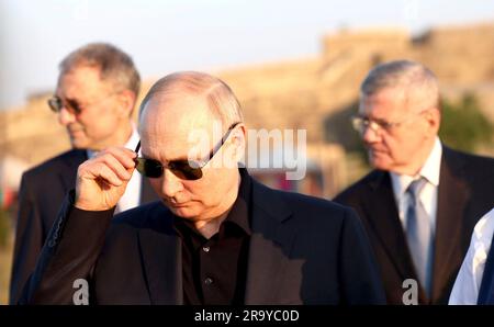 Derbent, Russie. 28th juin 2023. Le président russe Vladimir Poutine visite le complexe archéologique de la citadelle de Naryn-Kala, lors d'un voyage de travail au Daghestan, à 28 juin 2023, à Derbent, République du Dagestan. Le site classé au patrimoine de l'UNESCO a été construit au 6th siècle par le dirigeant perse Khosrov I de la dynastie sasanienne. Credit: Gavriil Grigorov/Kremlin Pool/Alamy Live News Banque D'Images