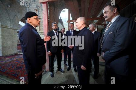 Derbent, Russie. 28th juin 2023. Le président russe Vladimir Poutine, à droite, fait une visite de la mosquée Juma de Derbent, au cours d'un voyage de travail au Daghestan, à 28 juin 2023, à Derbent, République du Dagestan. La mosquée est la plus ancienne de Russie construite par le califat arabe en 733. Credit: Gavriil Grigorov/Kremlin Pool/Alamy Live News Banque D'Images