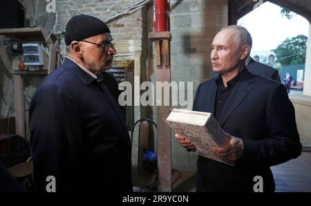 Derbent, Russie. 28th juin 2023. Le président russe Vladimir Poutine, à droite, fait une visite de la mosquée Juma de Derbent, au cours d'un voyage de travail au Daghestan, à 28 juin 2023, à Derbent, République du Dagestan. La mosquée est la plus ancienne de Russie construite par le califat arabe en 733. Credit: Gavriil Grigorov/Kremlin Pool/Alamy Live News Banque D'Images