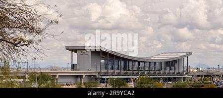 Phoenix, AZ - 16 mars 2023: PHX Sky train bâtiment. Le Sky train est un système automatisé de transport de personnes électriques à l'aéroport international de Phoenix Sky Harbor. Banque D'Images