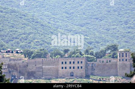 Derbent, Russie. 28 juin 2023. Vue aérienne du complexe archéologique de la citadelle de Naryn-Kala, depuis l'hélicoptère transportant le président russe Vladimir Poutine lors d'un voyage de travail au Daghestan, 28 juin 2023, à Derbent, République du Dagestan. Le site classé au patrimoine de l'UNESCO a été construit au 6th siècle par le dirigeant perse Khosrov I de la dynastie sasanienne. Credit: Dmitry Ermolenko/Kremlin Pool/Alay Live News Banque D'Images