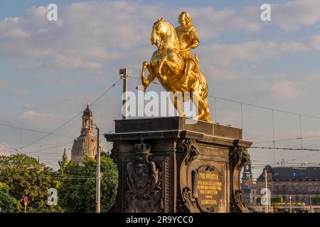 Monument Auguste le fort, roi de Pologne, grand-duc de Lituanie, électeur de Saxe (1670-1733), cavalier d'or, Nouvelle ville de Dresde. Le cavalier d'or est une statue équestre sur le Neustädter Markt à Dresde, en Allemagne. L'électeur saxon représenté et roi polonais Auguste le fort orne également le Stollen de Noël de Dresde comme un sceau de qualité Banque D'Images