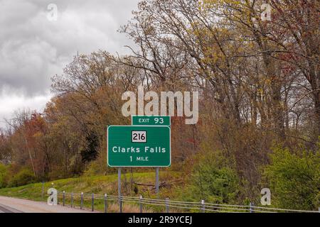 Suivez l'Interstate 95, également appelée Jewish War Veterans Memorial Hwy, pour prendre la sortie 93 vers la route 216 et Clarks Falls Banque D'Images