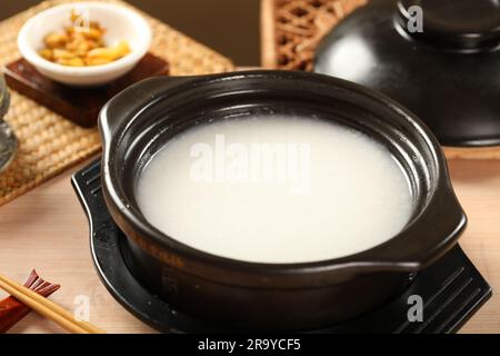 riz congee sur fond de bois Banque D'Images