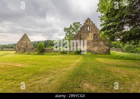 Le Schüttgebäude était une salle de stockage pour le grain dans le monastère Altzella. Le bâtiment a été restauré avec des matériaux de construction historiques. Ainsi, comme au 15e siècle, du caillé a été ajouté au plâtre. Le bâtiment a également été un motif pour Caspar David Friedrich, le peintre allemand le plus célèbre de la période romantique. Nossen, Allemagne Banque D'Images