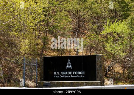 Bourne, ma - 10 mai 2023 : États-Unis Space Force, panneau Cape Cod Space Force Station. La station est située dans le coin nord-ouest de la base conjointe Cape Cod. Banque D'Images