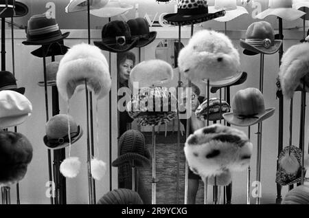 Vitrine,. Une vitrine élégante pour femmes et deux assistantes de magasin ladiy regardant vers l'extérieur. Mile End Road. Ower Hamlets, Londres, Angleterre vers 1974. ANNÉES 1970 ROYAUME-UNI HOMER SYKES Banque D'Images