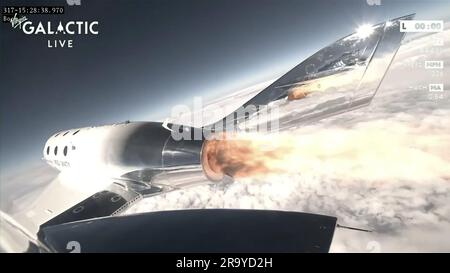 29 juin 2023: Image d'une vidéo publiée par Virgin Galactic montre le moment où le vaisseau spatial a été libéré de la maternité. Une équipe de chercheurs italiens a atteint le bord de l'espace jeudi matin, volant à bord de l'avion propulsé par une fusée de Virgin Galactic alors que la compagnie se prépare pour des vols commerciaux mensuels. Le vol a été lancé à partir de Spaceport America dans le désert du Nouveau-Mexique, avec deux officiers de l'Armée de l'Air italienne et un ingénieur du Conseil national de recherches d'Italie, se concentrant sur une série d'expériences de microgravité pendant leurs quelques minutes de poids. (Credit image: © Virgin Galactic/ZUM Banque D'Images