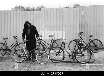 Chilton Street Market Tower Hamlets près de Brick Lane. C'est un marché de vélos à pédales usagés le dimanche matin. Tower Hamlets, Londres, Angleterre vers 1974. ANNÉES 1970 ROYAUME-UNI HOMER SYKES Banque D'Images