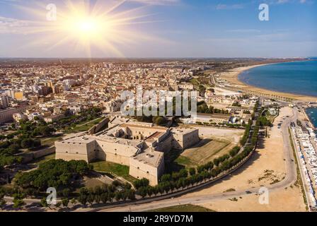 Vue aérienne sur les drones, Castello Svevo, région de Trani, Barletta Apulia Italie Banque D'Images