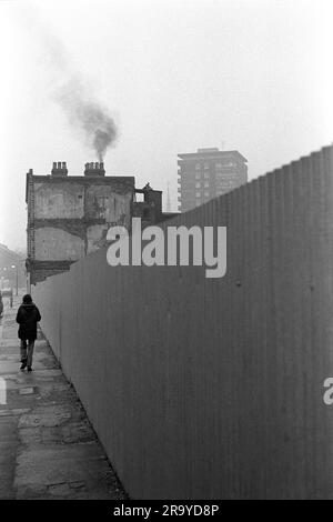 East End Londres 1970s Royaume-Uni. Whitechapel une personne seule rentre à la maison Pauline House, au bout de la rue Hanbury, après des maisons démolies maintenant de la route. Whitechapel, Londres, Angleterre vers 1974 70s HOMER SYKES Banque D'Images