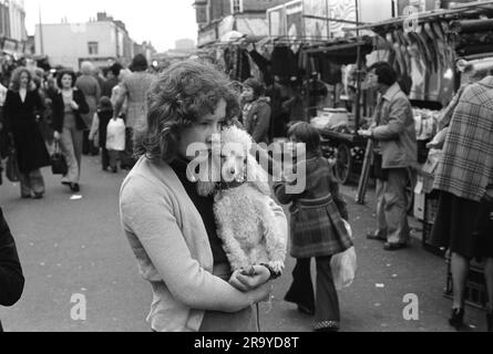 Marché de la route romaine 1970s Londres. Une jeune fille et un coolé très apprécié dans le marché de la route romaine. Le marché est au cœur de Bow, et « descendre le romain » est une tradition depuis des générations. Tower Hamlets, Londres, Angleterre vers 1975. 70S ROYAUME-UNI HOMER SYKES Banque D'Images