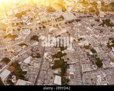 Vue aérienne d'Alberobello, ville de Trulli dans la vallée d'Itria, Puglia. Huttes traditionnelles en pierre sèche des Pouilles avec un toit conique dans la zone de Murge de l'IT Banque D'Images