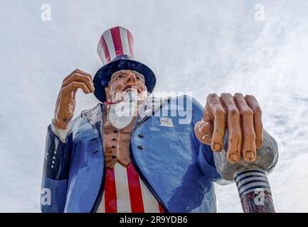 Danbury, CT - 18 octobre 2022 : la statue de l'oncle Sam en fibre de verre se trouve à l'extérieur du Musée du chemin de fer. Banque D'Images